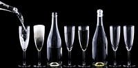 Bouteilles et coupes de champagne dans un décor sombre