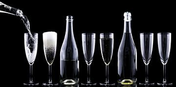 Flessen en glazen champagne in donkere setting van Atelier Liesjes