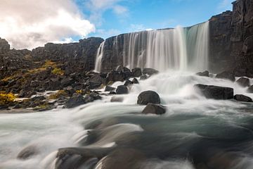 De Öxarárfoss in Þingvellir, een nationaal park in Zuid IJsland van Gerry van Roosmalen