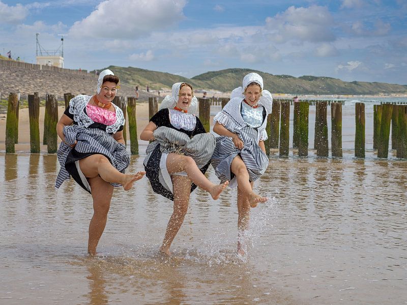 Planschen in der Walcheren-Tracht von Lisette van Peenen
