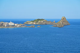 Les îles des Cyclopes et la ville côtière d'Aci Trezza en Sicile sur Tomherkules