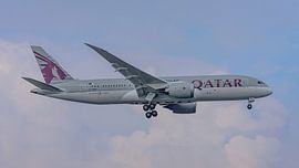 Landende Qatar Airways Boeing 787-8 Dreamliner. van Jaap van den Berg