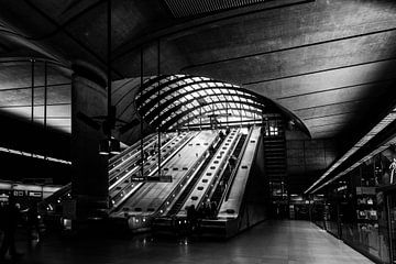 Métro noir et blanc de Londres - Canary Warf sur Mark de Weger
