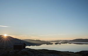 Zonsopkomst vanuit Holmavatnhytta (Noorwegen) van Kaj Hendriks