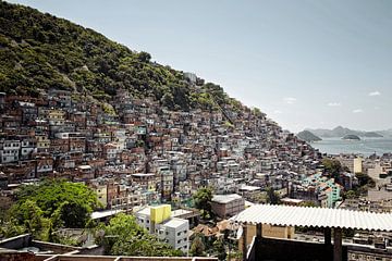 Auf einem Hügel im Rocinha-Slum von Rio de Janeiro, Brasilien, stehen Häuser. von Tjeerd Kruse