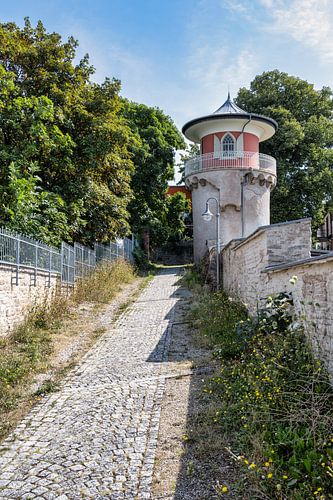 De stadsmuur met de uilentoren in Sangerhausen