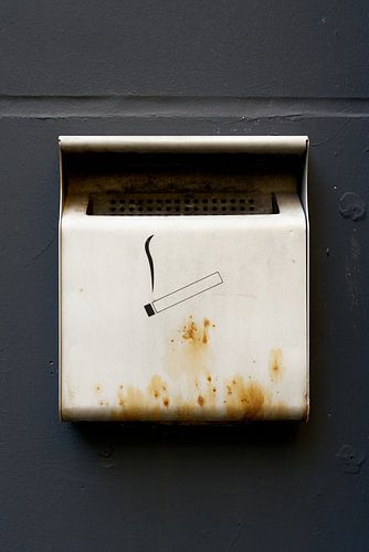 Cendrier sur un mur de maison