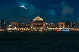 Kurhaus Scheveningen pendant l'heure bleue avec la lune émergeant lentement à travers les nuages. sur Jolanda Aalbers