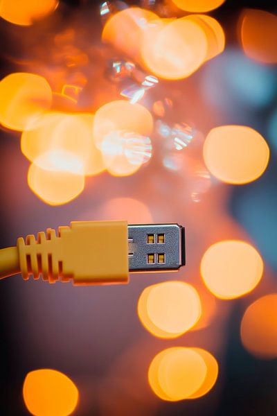 Gelbes USB-Kabel vor Lichtern von Poster Art Shop