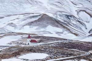 Kerkje in het mooie winterse landschap van IJsland van Franca Gielen
