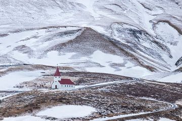 Église dans le magnifique paysage hivernal de l'Islande sur Franca Gielen