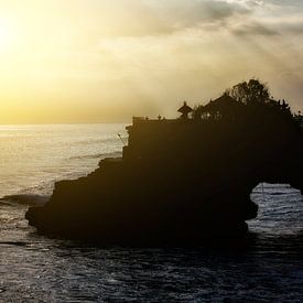 zonsondergang bij de Tanah Lot tempel op Bali van Giovanni de Deugd