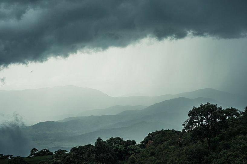 une tempête se prépare dans les montagnes par Tobias van Krieken