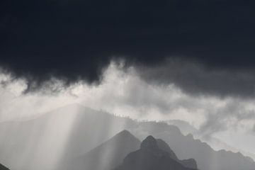 Dreigende wolken boven Pinaleno Mountains van Bernard van Zwol
