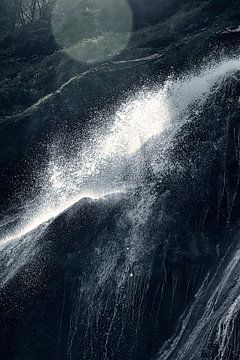 Lichtval boven een waterval in Ierland van stewic_