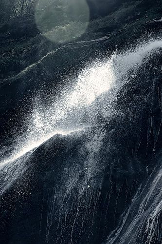 Lichteinfall über einem Wasserfall in Irland