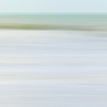 Streifen. Eine lange Belichtungszeit und bewusste Bewegung lassen die Wellen der Nordsee im sanften Morgenlicht malerische Streifen bilden
