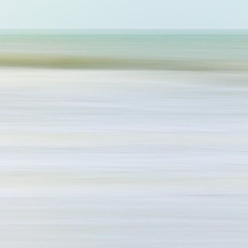 Stripes. Een lange sluitertijd en intentionele beweging creëren schilderachtige strepen van de golven van de Noordzee in zacht ochtendlicht