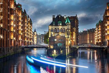 De waterburcht van Hamburg op het blauwe uur
