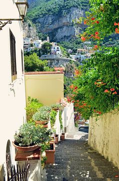 Typisch straatje aan de kust van Amalfi in Italië van Carolina Reina