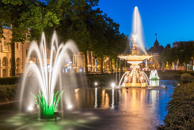Fountains in Arnhem during the blue hour sur Arjan Almekinders
