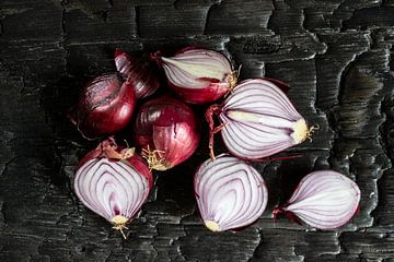 Oignons rouges sur fond noir. sur Winne Köhn