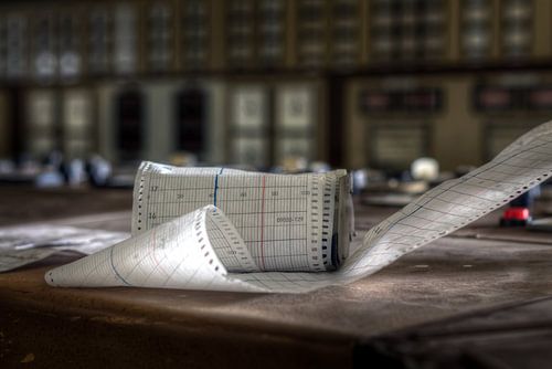 Rouleau de papier dans la salle de contrôle abandonnée.