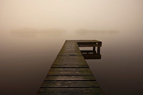 Een aanlegsteiger in de mist, Nederland