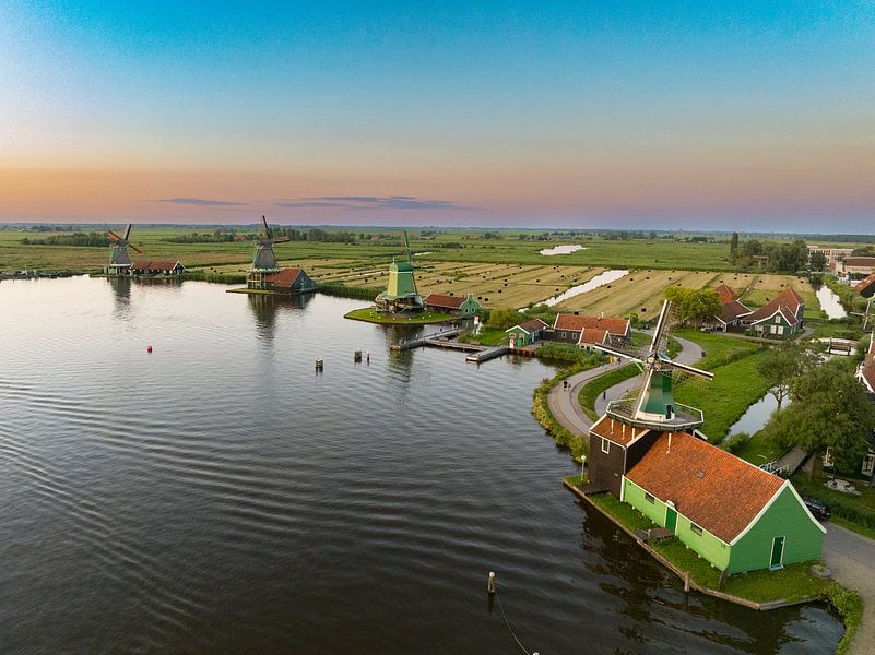 Windmühlen der Zaanse Schans bei Sonnenuntergang in Holland von Sjoerd van der Wal Fotografie