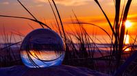 Zonsondergang Katwijk aan Zee (lensball) van Wim van Beelen thumbnail