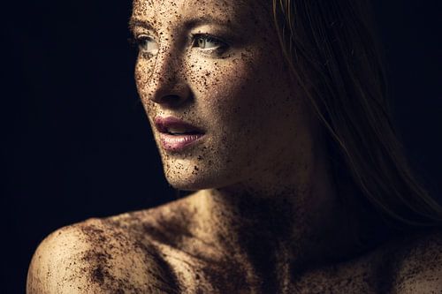 femme en noir, très détaillé