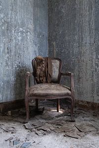 Chaise abandonnée sur Esmeralda holman