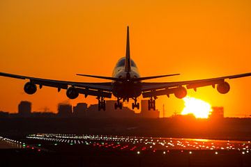 Boeing 747 tijdens zonsopkomst