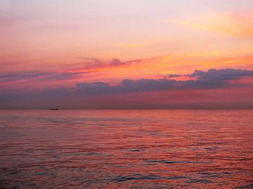 Zonsopgang op zee. van Corinne Welp