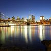 Brooklyn Bridge en Manhattan New York skyline in de avond van Merijn van der Vliet