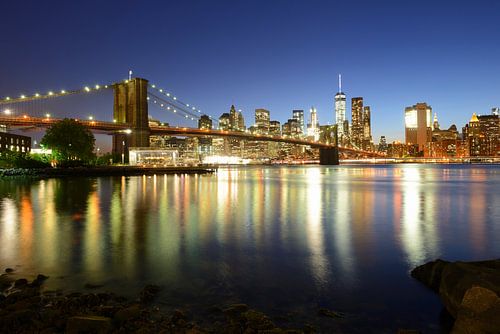 Brooklyn Bridge en Manhattan New York skyline in de avond
