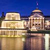 Kurhaus und Brunnen auf dem Bowling Green bei Nacht, Wiesbaden von Christian Müringer