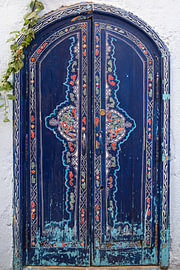 Porte marocaine bleu foncé ornée de motifs floraux sur Monique Tekstra-van Lochem