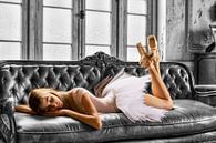 Ballerina auf der Couch von Bob Karman Miniaturansicht