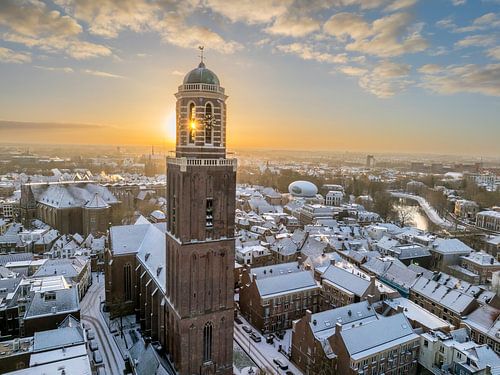 Zwolle Peperbus kerktoren tijdens een koude winter zonsopgang