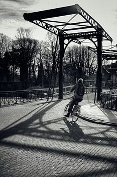 Straatfotografie in Utrecht. De fietser op de Muntsluisbrug.