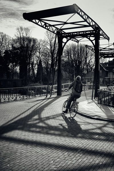 Straatfotografie in Utrecht. De fietser op de Muntsluisbrug. van André Blom Fotografie Utrecht