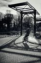 Straatfotografie in Utrecht. De fietser op de Muntsluisbrug. van André Blom Fotografie Utrecht thumbnail