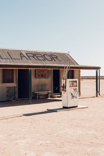 Retro tankstation langs de weg in Australie van Guido Boogert