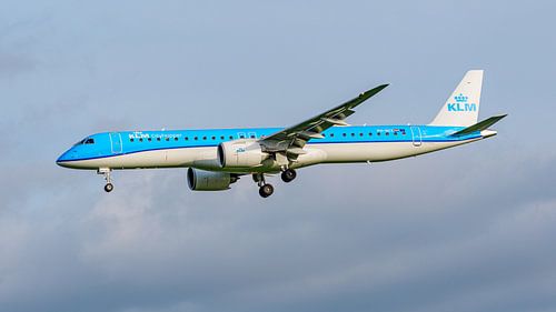 KLM Cityhopper Embraer E195-E2 passagiersvliegtuig. van Jaap van den Berg