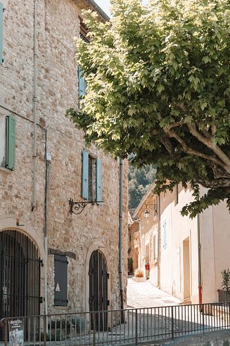 Dwalend door zonovergoten steegjes in de Provence | authentieke en kleurrijke reisfotografie | Zuid-Frankrijk