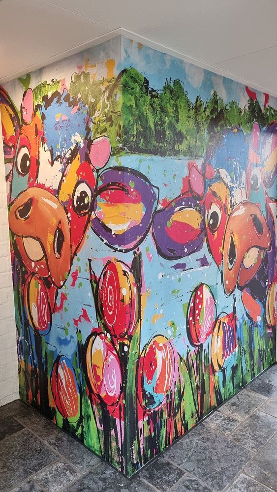 Fröhliche Kühe mit Tulpen  von Vrolijk Schilderij 