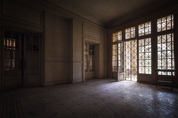 Verlaten Entree van Kasteel. van Roman Robroek - Foto's van Verlaten Gebouwen