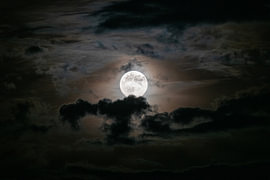 Der Tanz des Mondes und der Wolken von Hauwert Photography