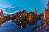 Brugg, België in het blauwe uurtje van Maarten Hoek thumbnail